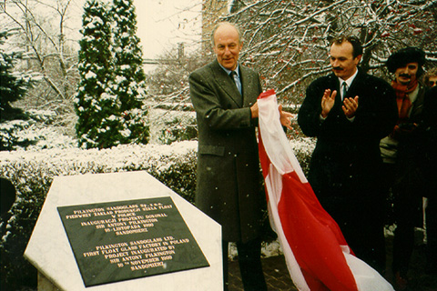 ポーランド初のフロートラインの除幕式を行うSir Anthony Pilkington（1993年11月、サンドミエシュにて）
