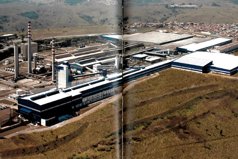 2012年 – 第5フロート工場の操業開始（ジャカレイ）
