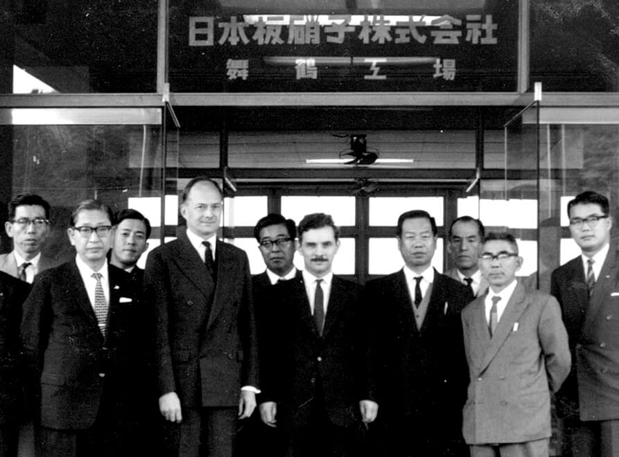 舞鶴工場での日英関係者一同（前列　左から滝本清八郎常務（当時）、アラステア・ピルキントン卿）