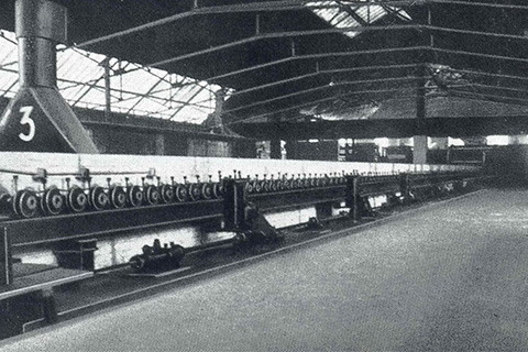 DELOG のゲルゼンキルヒェン工場にある全長65mにおよぶLibbey-Owens 製ガラス引き上げ機械の徐冷窯