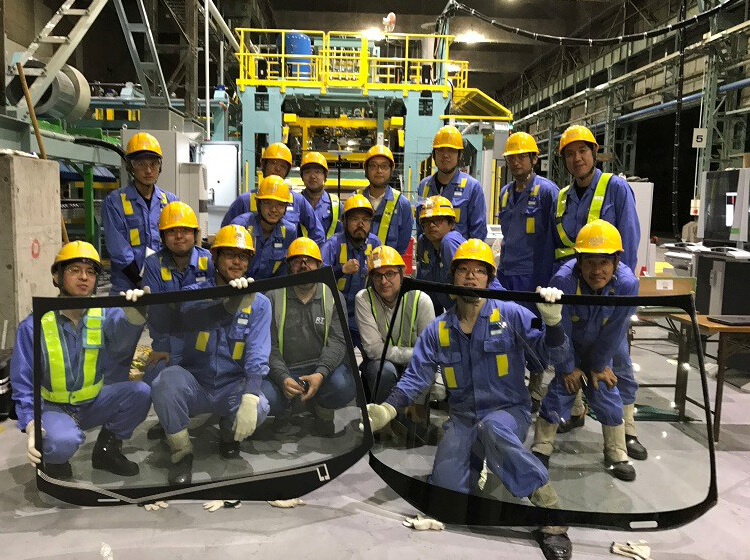 舞鶴工場2号機で初めて生産されたガラス